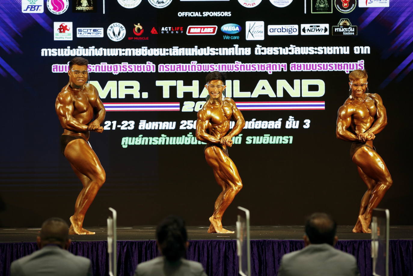 Protegidos con pantallas de plástico, decenas de concursantes compiten en el certamen de culturismo 'Mr. Tailandia' en Bangkok