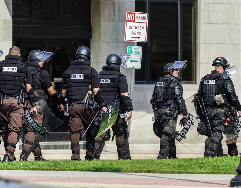 Un nuevo incidente racista ha encendido las calles de Wisconsin. Los incidentes comenzaron después de que se publicase un vídeo en el que se ve a un policía de Kenosha disparando siete veces por la espalda a Jacob Blake, un ciudadano negro el pasado 23 de agosto. 