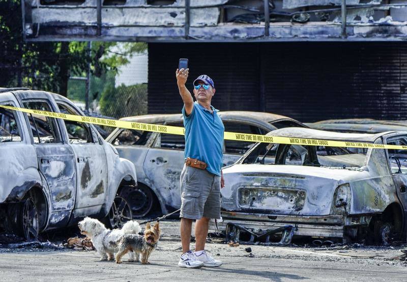 Un nuevo incidente racista ha encendido las calles de Wisconsin. Los incidentes comenzaron después de que se publicase un vídeo en el que se ve a un policía de Kenosha disparando siete veces por la espalda a Jacob Blake, un ciudadano negro el pasado 23 de agosto. 