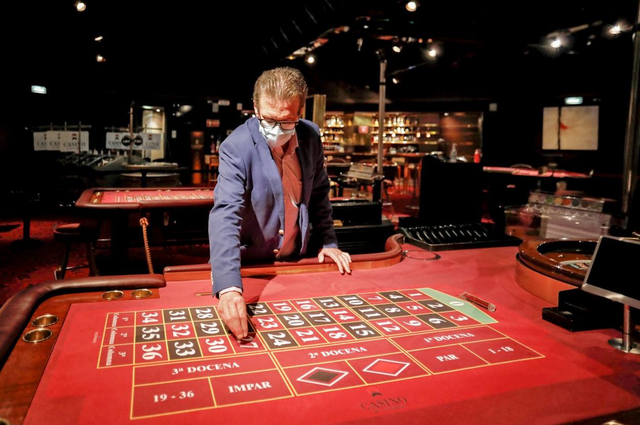 El director del Casino, Emilio Palacios, en la ruleta donde solo se admiten a cinco jugadores. 