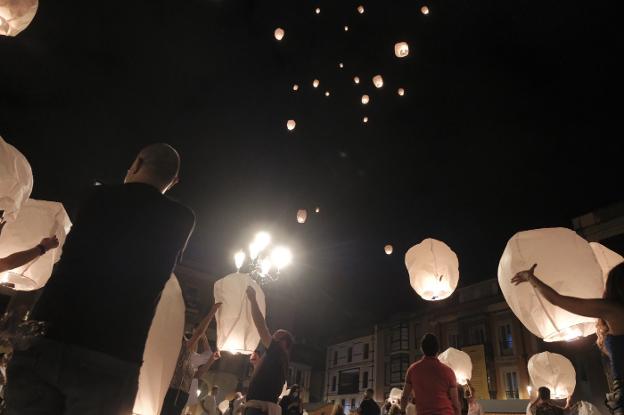 Coronavirus en Asturias | Luces y velas para exigir soluciones para la hostelería y el ocio nocturno