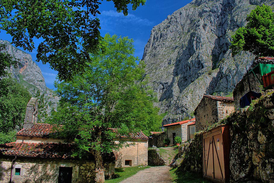 Bulnes: En Asturias, justo en medio del Parque Nacional de los Picos de Europa, se encuentra el pequeño pueblo de Bulnes, probablemente uno de los pueblos más pequeños de España, con tan solo 34 habitantes. Antes de 2001, este asentamiento de montaña estaba realmente aislado, solo se podía llegar caminando por senderos de montaña. Ahora hay un funicular que facilita el traslado. Destaca la belleza de las casas de piedra y de la cruda naturaleza que lo rodea. La meca de los escaladores de fama mundial El Naranjo de Bulnes, está justo en la puerta.