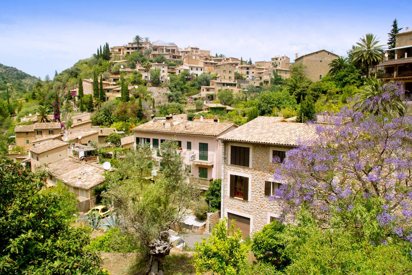 Deià (España): Deia es un pueblo pintoresco muy conocido, como atestiguan los electores de Jetcost.es, ubicado en la cresta norte de la isla, lugar de residencia de escritores, pintores y músicos. Situado en un valle a la sombra de la Serra de Tramuntana, acoge un grupo de casas construidas en piedra con techos de terracota que parecen abrazar la espectacular cordillera.