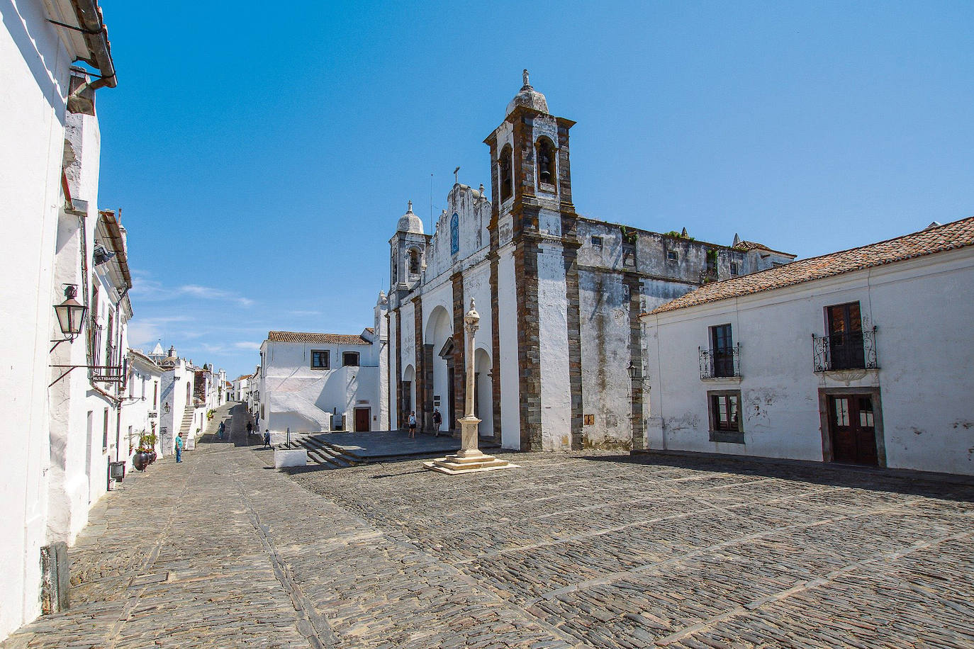 Monsaraz (Portugal): Aislada en cierto modo del resto de Portugal, lo que le da una sensación de total serenidad, el pueblo de Monsaraz se alza sobre el impresionante Valle del Guadiana, con las granjas circundantes a poca distancia. Está completamente rodeado por grandes muros de ladrillo tradicional portugués que se construyeron originalmente en la época medieval para mantener alejados a los intrusos. En la selección realizada por Jetcost.es se valoran dos cosas más sobre Monsaraz: aquí se elaboran magníficos vinos y hay muchas bodegas que visitar y tiene unas espectaculares puestas de sol.