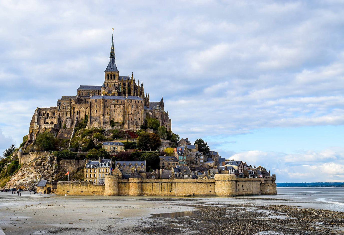 Mont Saint Michel (Francia): Esta ciudad fortificada única en una isla es uno de los monumentos más emblemáticos de Francia y cada año más de tres millones de turistas la visitan. El Mont, como a muchos les gusta llamarlo, también fue catalogado como Patrimonio de la Humanidad por la UNESCO, en especial su bahía. Curiosamente, la isla era accesible solo si había marea baja, pero hoy está conectada al continente por un puente. La principal atracción de la isla es el monasterio benedictino en la cima de la colina de la isla visitado por más de 50.000 peregrinos cada año en el día de San Miguel.