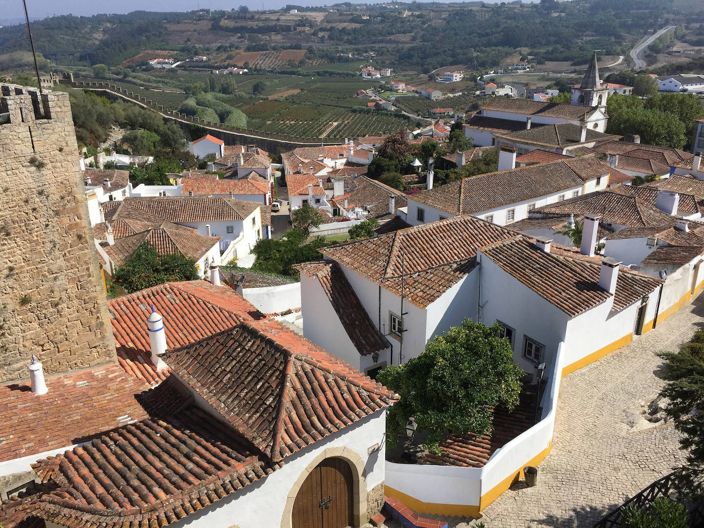 Obidos (Portugal): Algunos dicen que es el pueblo más bonito de Portugal. Es una antigua ciudad fortificada próxima a Lisboa. En el siglo XIII, la reina Isabel de Portugal estaba tan enamorada del pueblo de Obidos que su marido, el rey Denis I, se lo regaló. Hoy en día, su colección de arquitectura medieval perfectamente conservada asegura su estatus como un destino turístico popular. Imprescindible tomar un chupito de la célebre ginjinha de Óbidos, un licor de guindas muy típico en todo el país.