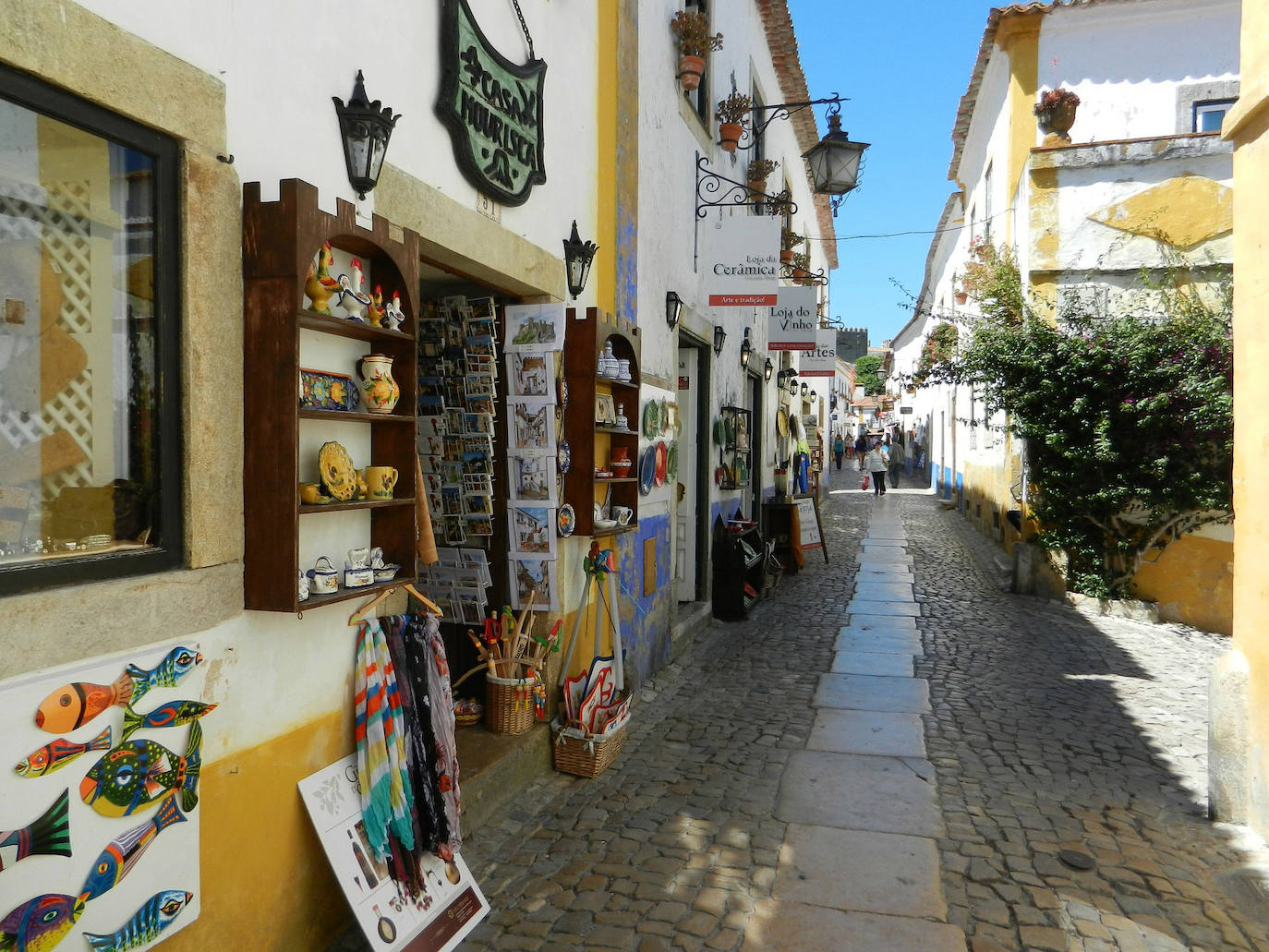 Obidos (Portugal): Algunos dicen que es el pueblo más bonito de Portugal. Es una antigua ciudad fortificada próxima a Lisboa. En el siglo XIII, la reina Isabel de Portugal estaba tan enamorada del pueblo de Obidos que su marido, el rey Denis I, se lo regaló. Hoy en día, su colección de arquitectura medieval perfectamente conservada asegura su estatus como un destino turístico popular. Imprescindible tomar un chupito de la célebre ginjinha de Óbidos, un licor de guindas muy típico en todo el país.