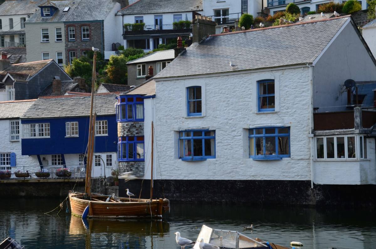 Polperro (Inglaterra): El popular condado de vacaciones de Cornualles está lleno de bonitos pueblos como cajas de bombones, pero quizás el más hermoso y sorprendente sea Polperro. Con sus calles estrechas y sinuosas y cabañas encaramadas en pendientes empinadas con vistas a un pequeño puerto, parece ser la imagen ideal de un pintoresco pueblo de pescadores de Cornualles.