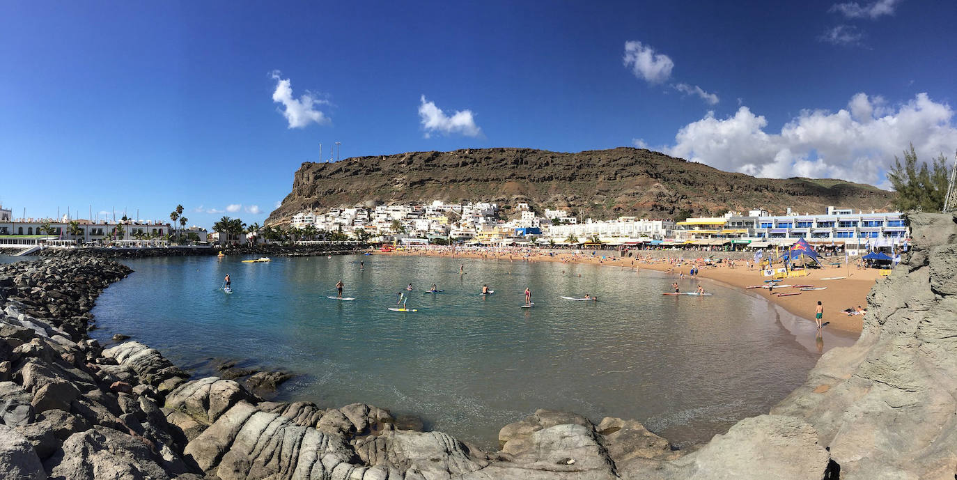 Puerto de Mogán (España): En el suroeste de la isla de Gran Canaria conocido como «pequeña Venecia» por los pequeños canales que lo surcan, aunque lo que más llama la atención es su animado muelle y sus calles vestidas de buganvillas, con casas blancas y puertas y ventanas de tonos verdes y mostaza.