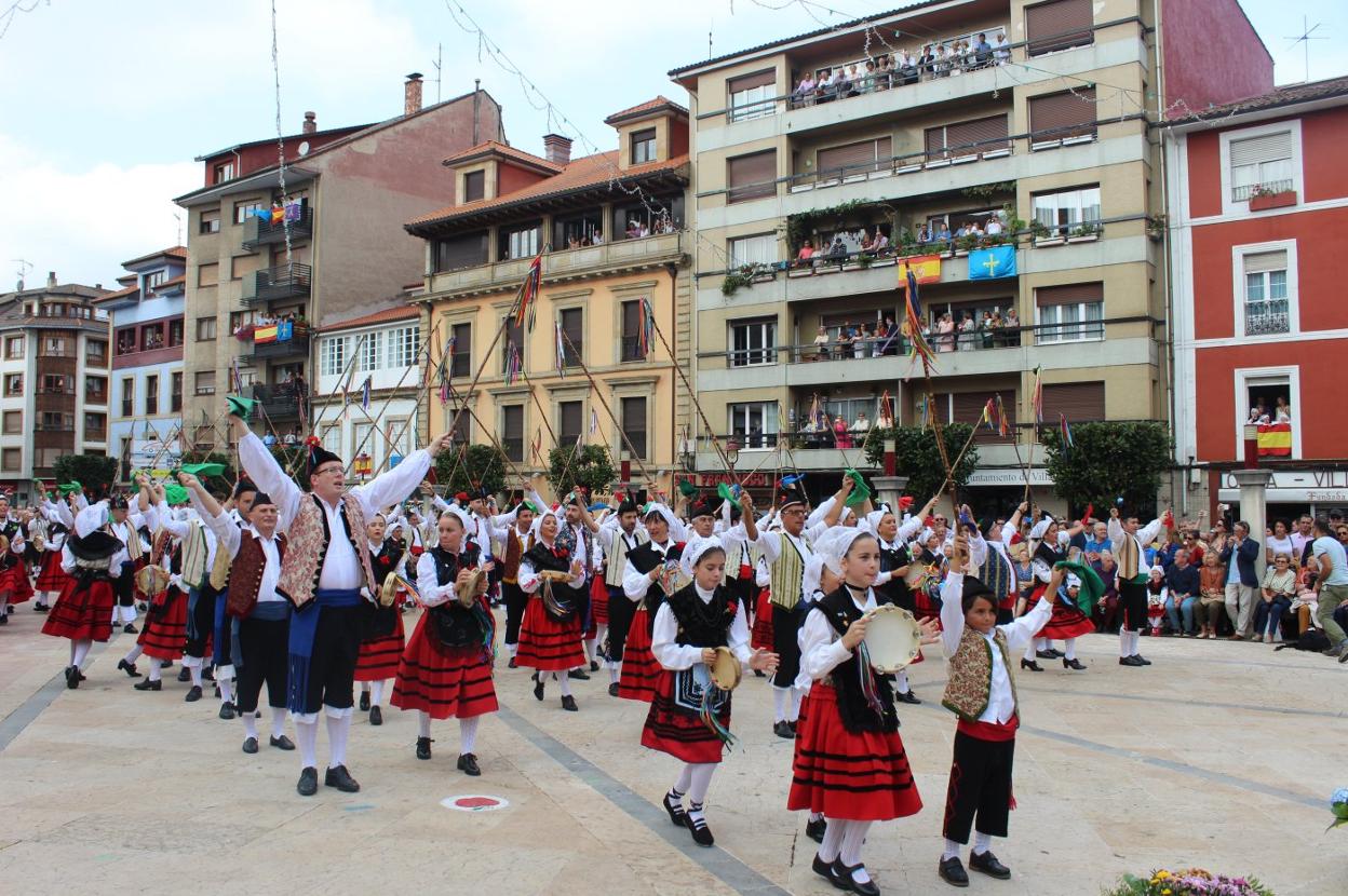 Decenas de personas siguen la danza del Portal en la plaza del Ayuntamiento el año pasado. 