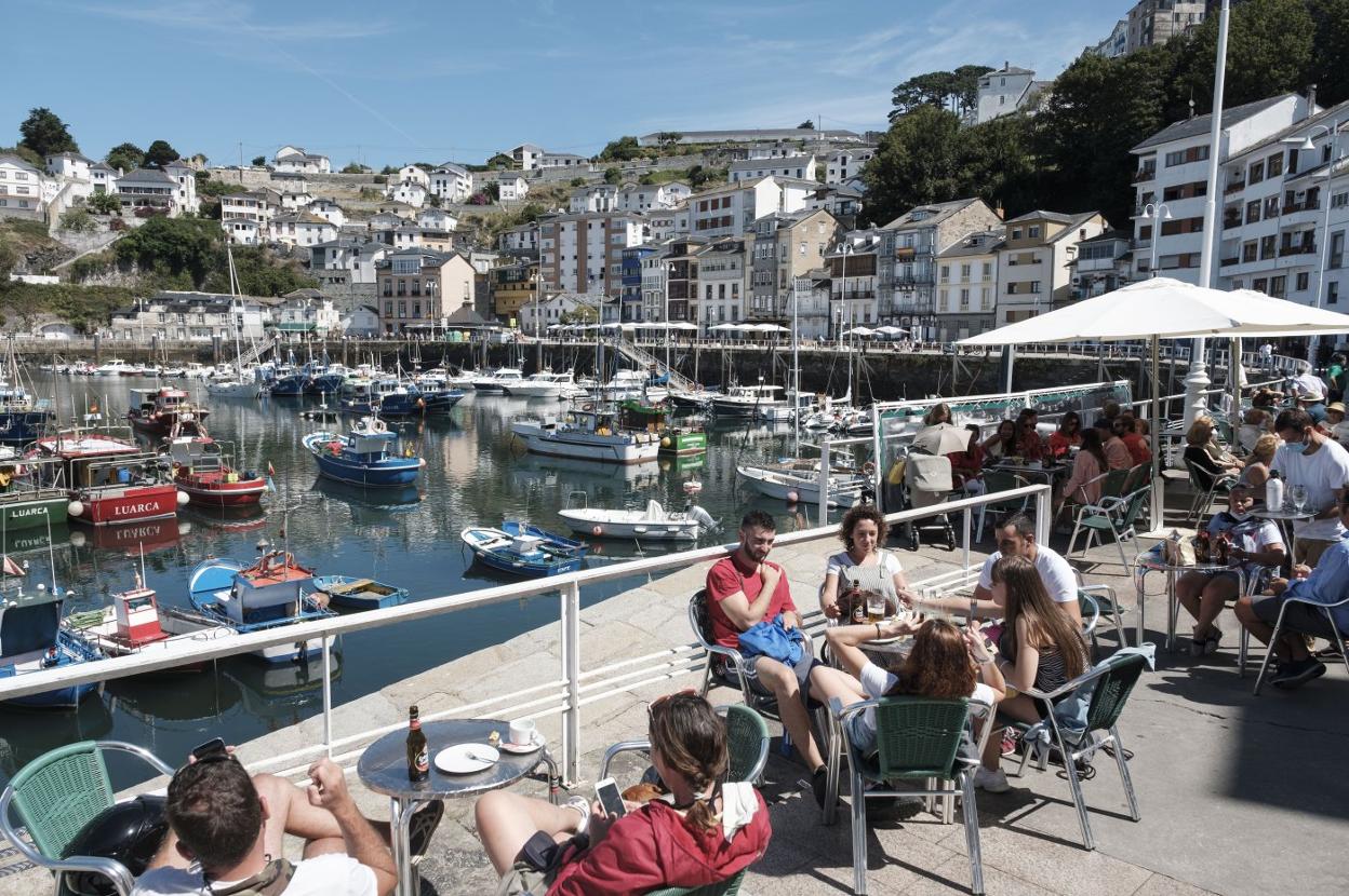 Las terrazas de Luarca estuvieron llenas el pasado sábado, día de San Timoteo. 