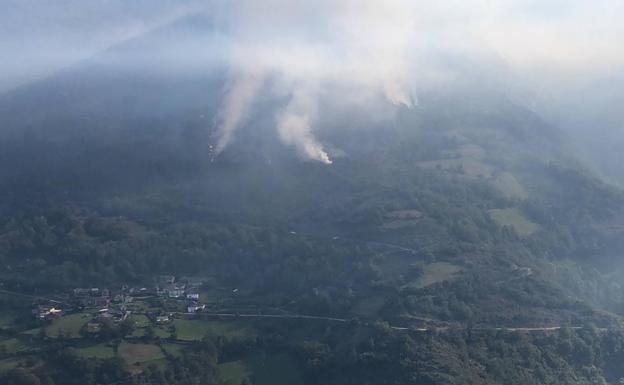 El incendio declarado este martes cerca de la Reserva Integral de Muniellos.