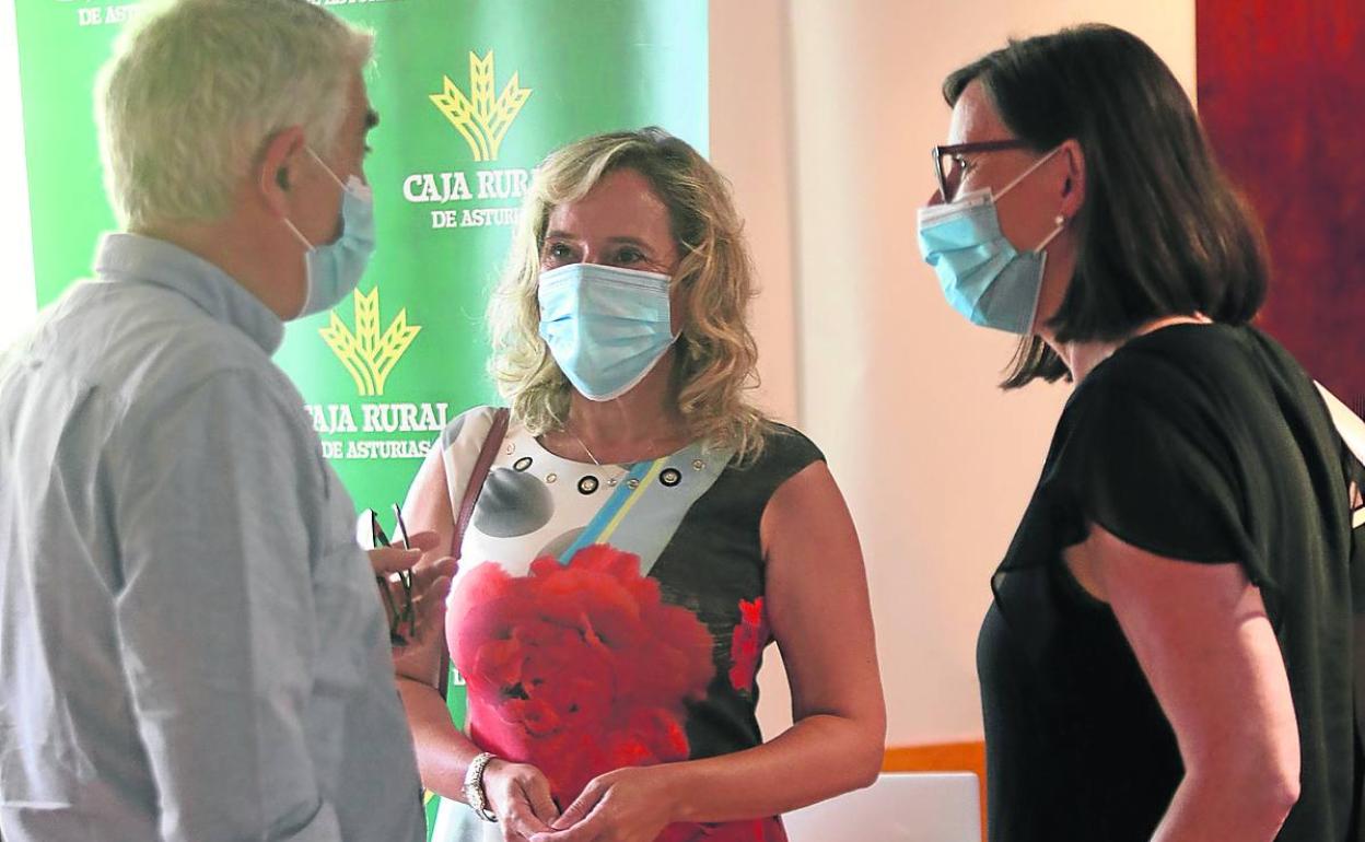 El director del curso, Mario Díaz, junto a Belarmina Díaz y Nieves Roqueñí. 