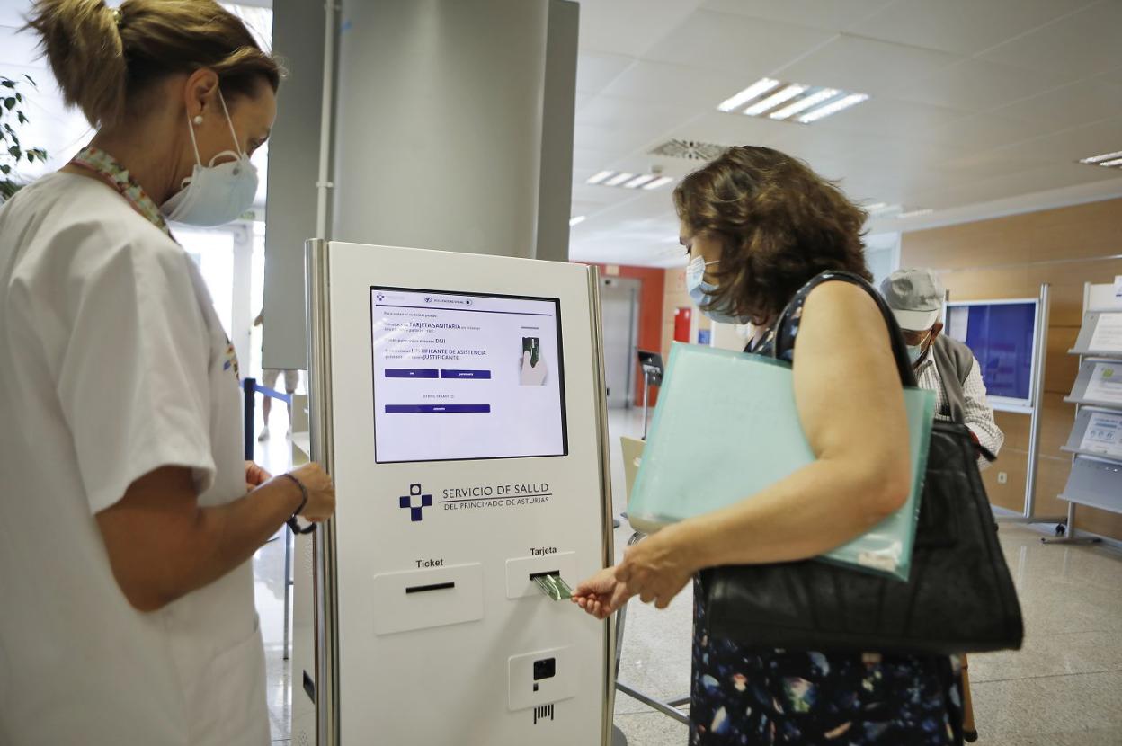 Una paciente usa el nuevo sistema de control de accesos puesto en marcha en el Hospital de Cabueñes. 