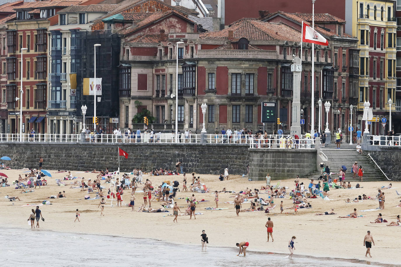 A primera hora de la tarde de este jueves, el desplazamiento hacia la playa de una mancha de gasoil avistada esta mañana en alta mar y localizada por el servicio de Salvamento Marítimo obligó a activar el Protocolo de Aguas de Baño y prohibir el mismo entre las escaleras 0 y 9 en San Lorenzo.