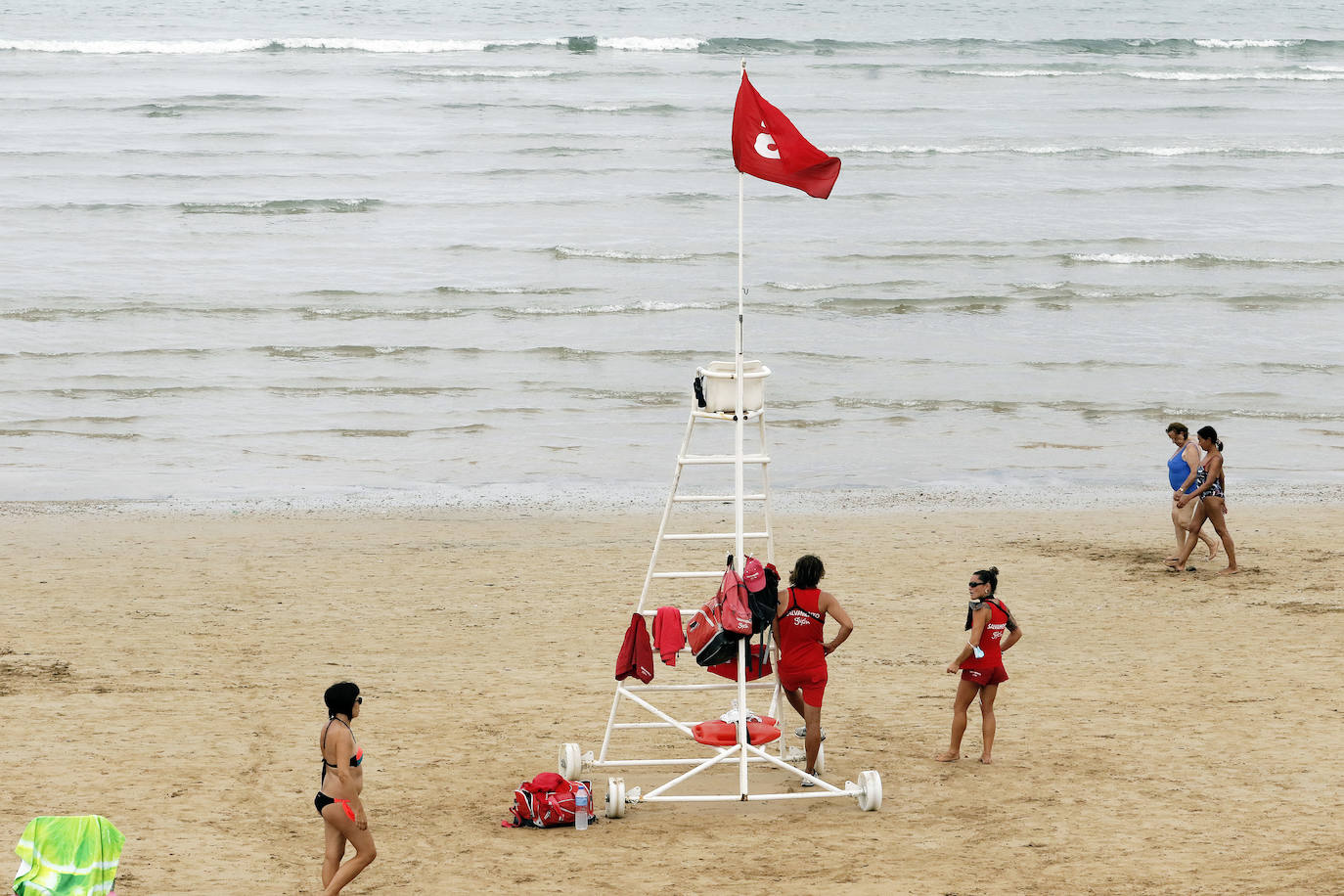 A primera hora de la tarde de este jueves, el desplazamiento hacia la playa de una mancha de gasoil avistada esta mañana en alta mar y localizada por el servicio de Salvamento Marítimo obligó a activar el Protocolo de Aguas de Baño y prohibir el mismo entre las escaleras 0 y 9 en San Lorenzo.