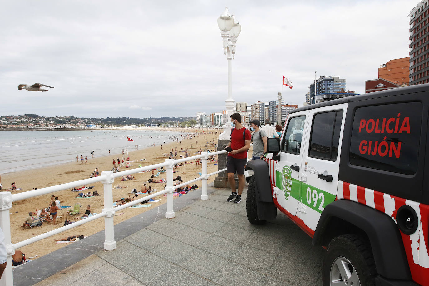 A primera hora de la tarde de este jueves, el desplazamiento hacia la playa de una mancha de gasoil avistada esta mañana en alta mar y localizada por el servicio de Salvamento Marítimo obligó a activar el Protocolo de Aguas de Baño y prohibir el mismo entre las escaleras 0 y 9 en San Lorenzo.