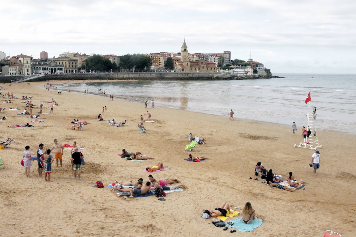 A primera hora de la tarde de este jueves, el desplazamiento hacia la playa de una mancha de gasoil avistada esta mañana en alta mar y localizada por el servicio de Salvamento Marítimo obligó a activar el Protocolo de Aguas de Baño y prohibir el mismo entre las escaleras 0 y 9 en San Lorenzo.