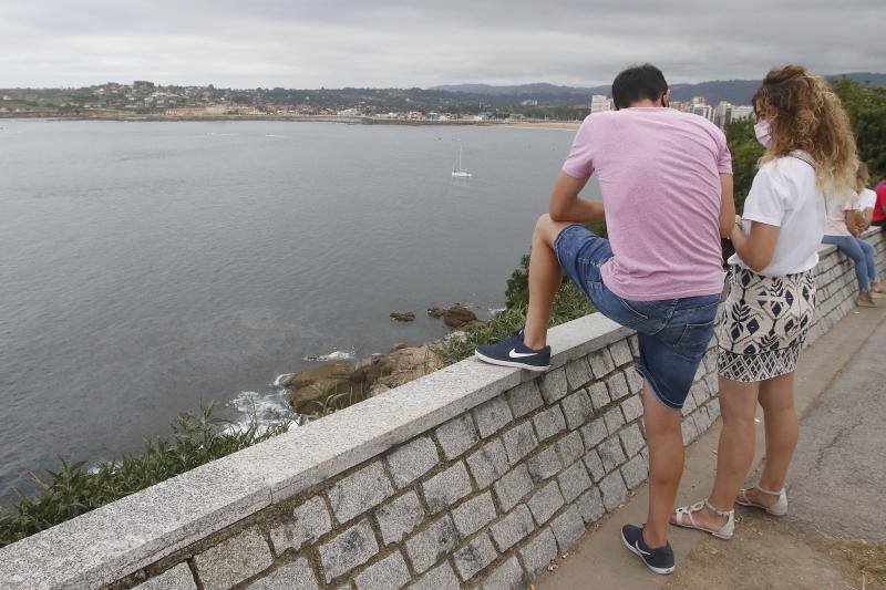 A primera hora de la tarde de este jueves, el desplazamiento hacia la playa de una mancha de gasoil avistada esta mañana en alta mar y localizada por el servicio de Salvamento Marítimo obligó a activar el Protocolo de Aguas de Baño y prohibir el mismo entre las escaleras 0 y 9 en San Lorenzo.