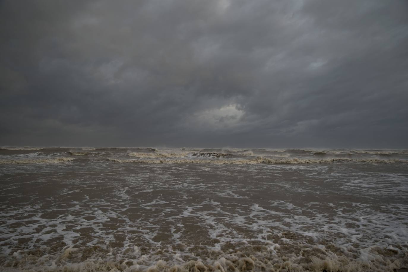 Laura es ahora un huracán de categoría 3. Se espera que la tormenta se debilite aún más a medida que avanza rápidamente tierra adentro sobre Luisiana, con vientos con fuerza de huracán que se extienden a 60 millas (95 kilómetros) del centro