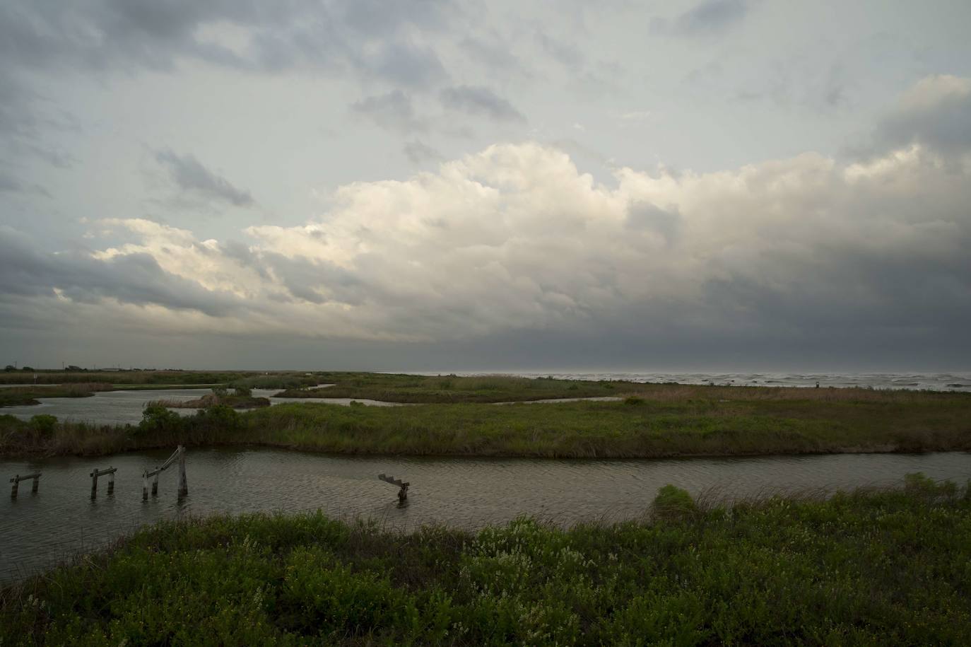 Laura es ahora un huracán de categoría 3. Se espera que la tormenta se debilite aún más a medida que avanza rápidamente tierra adentro sobre Luisiana, con vientos con fuerza de huracán que se extienden a 60 millas (95 kilómetros) del centro