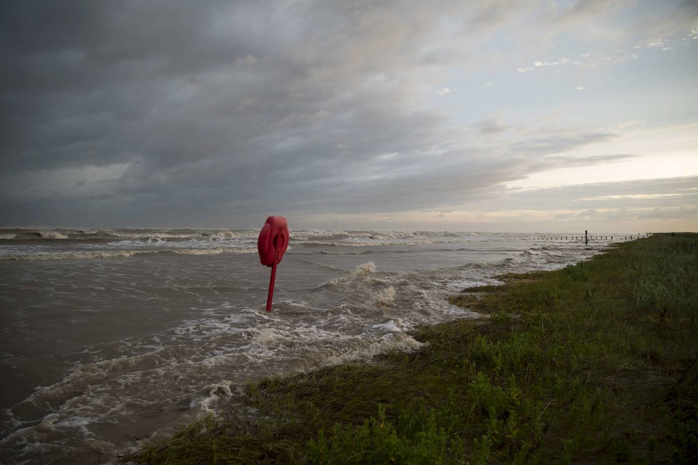 Laura es ahora un huracán de categoría 3. Se espera que la tormenta se debilite aún más a medida que avanza rápidamente tierra adentro sobre Luisiana, con vientos con fuerza de huracán que se extienden a 60 millas (95 kilómetros) del centro