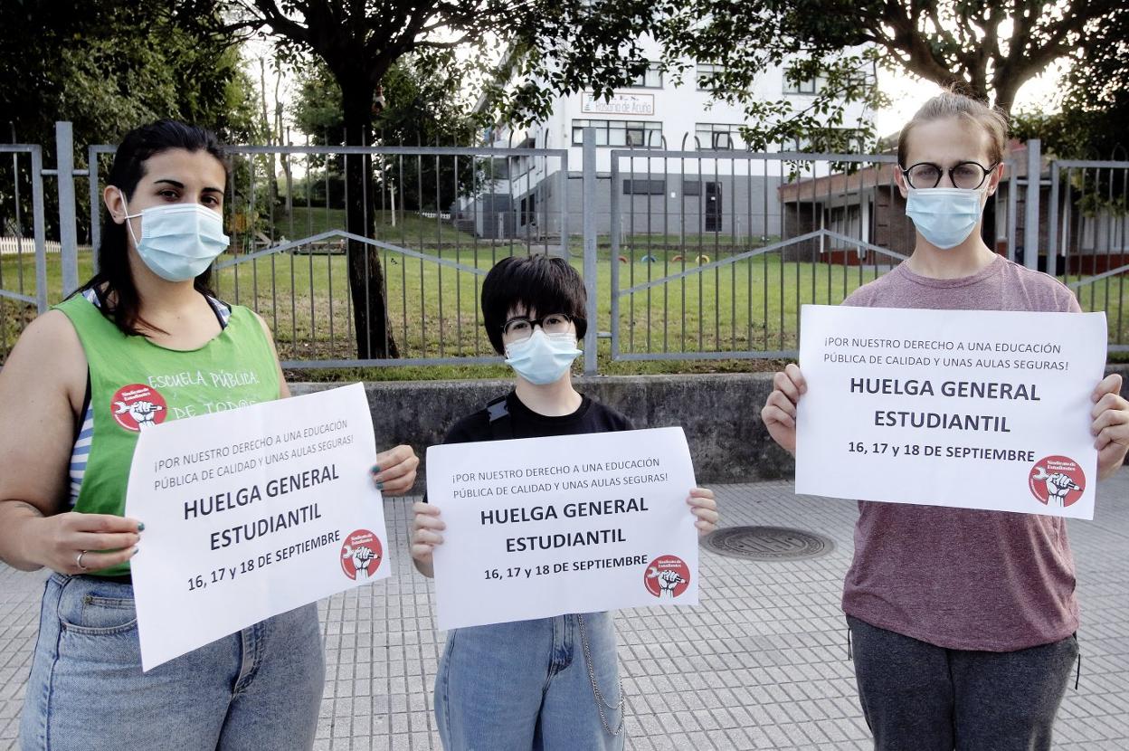 Anahí López, Enma Sánchez y Tomás Albarenque, ayer en Gijón. 