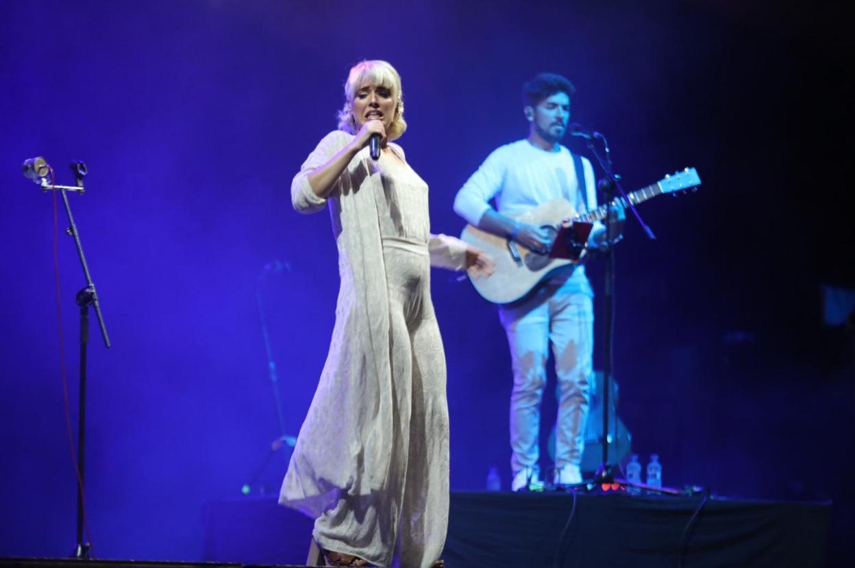 La cantante emocionó a sus seguidores con los temas de su primer trabajo discográfico. 