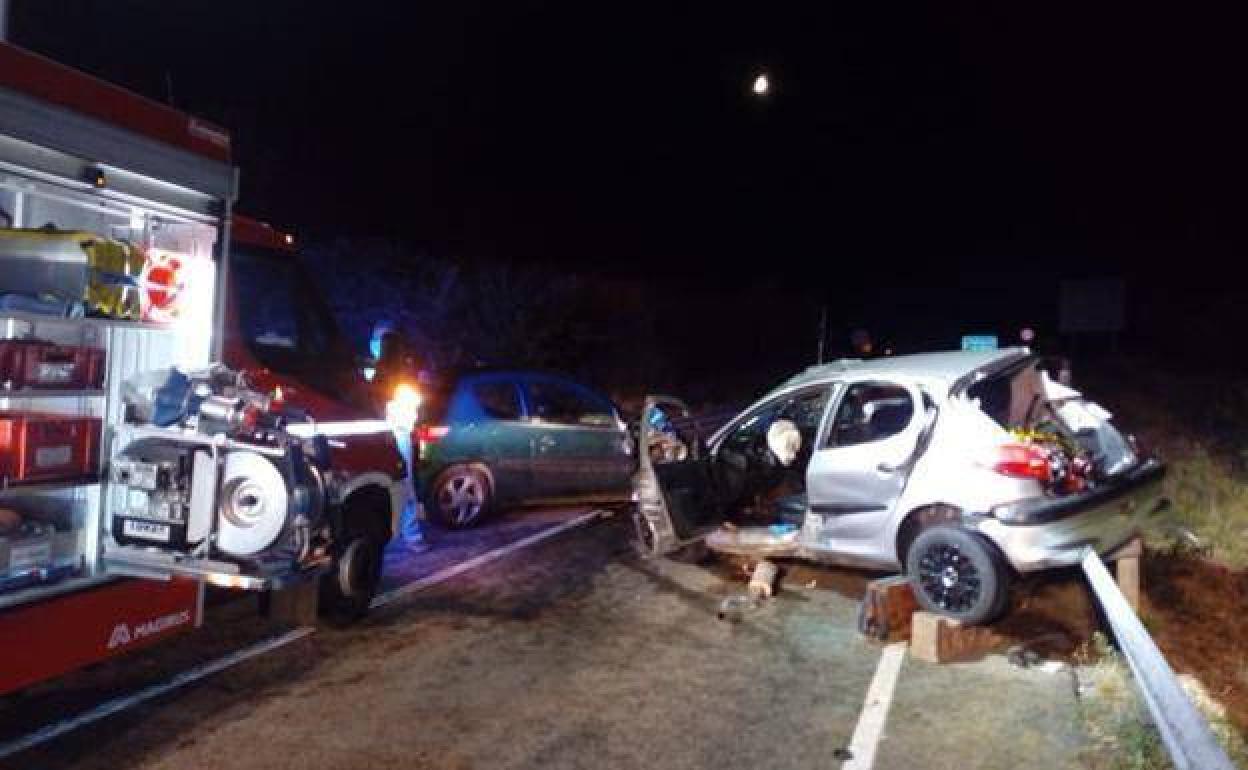 Los dos coches quedaron destrozados. 