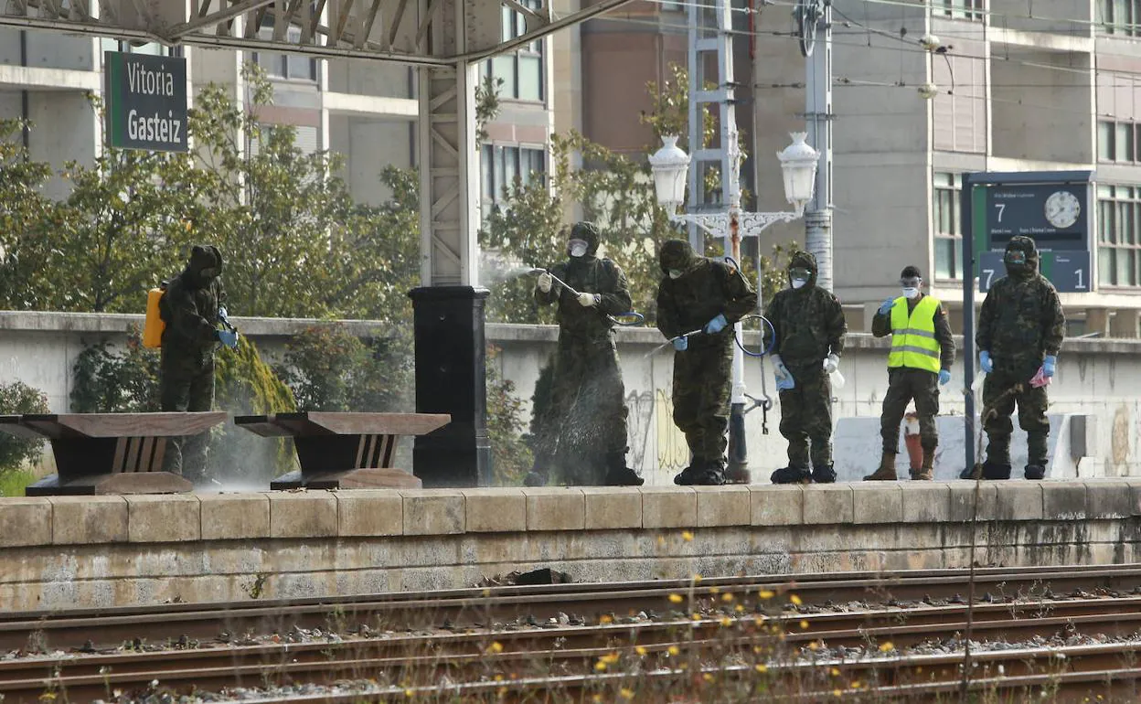 Militares del Ejército de Tierra desinfecta la estación de tren de Vitoria el pasado 25 de marzo.