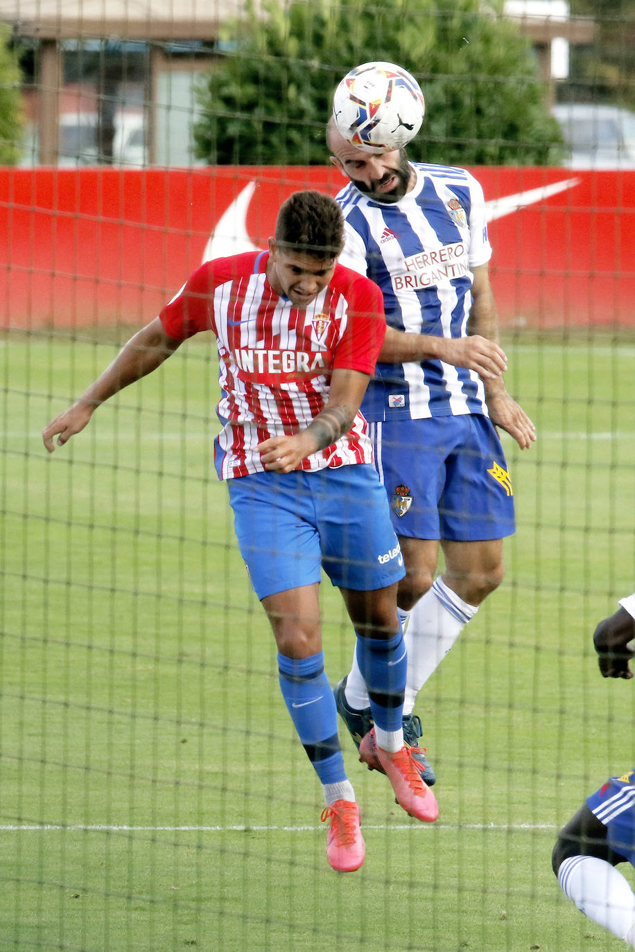 El Sporting se impuso este viernes a la Ponferradina por 1-0 con un tanto de Aitor García. El partido se celebró en la Escuela de Fútbol de Mareo.