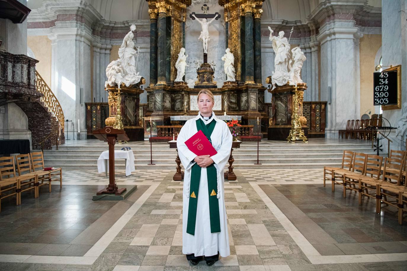 En el país nórdico, a menudo presentado como mensajero de la paridad y donde los ministros del culto de la Iglesia de Suecia tienen el título de sacerdote, las estadísticas son claras: desde julio, el 50,1% de los sacerdotes son mujeres, frente a un 49,9% de hombres