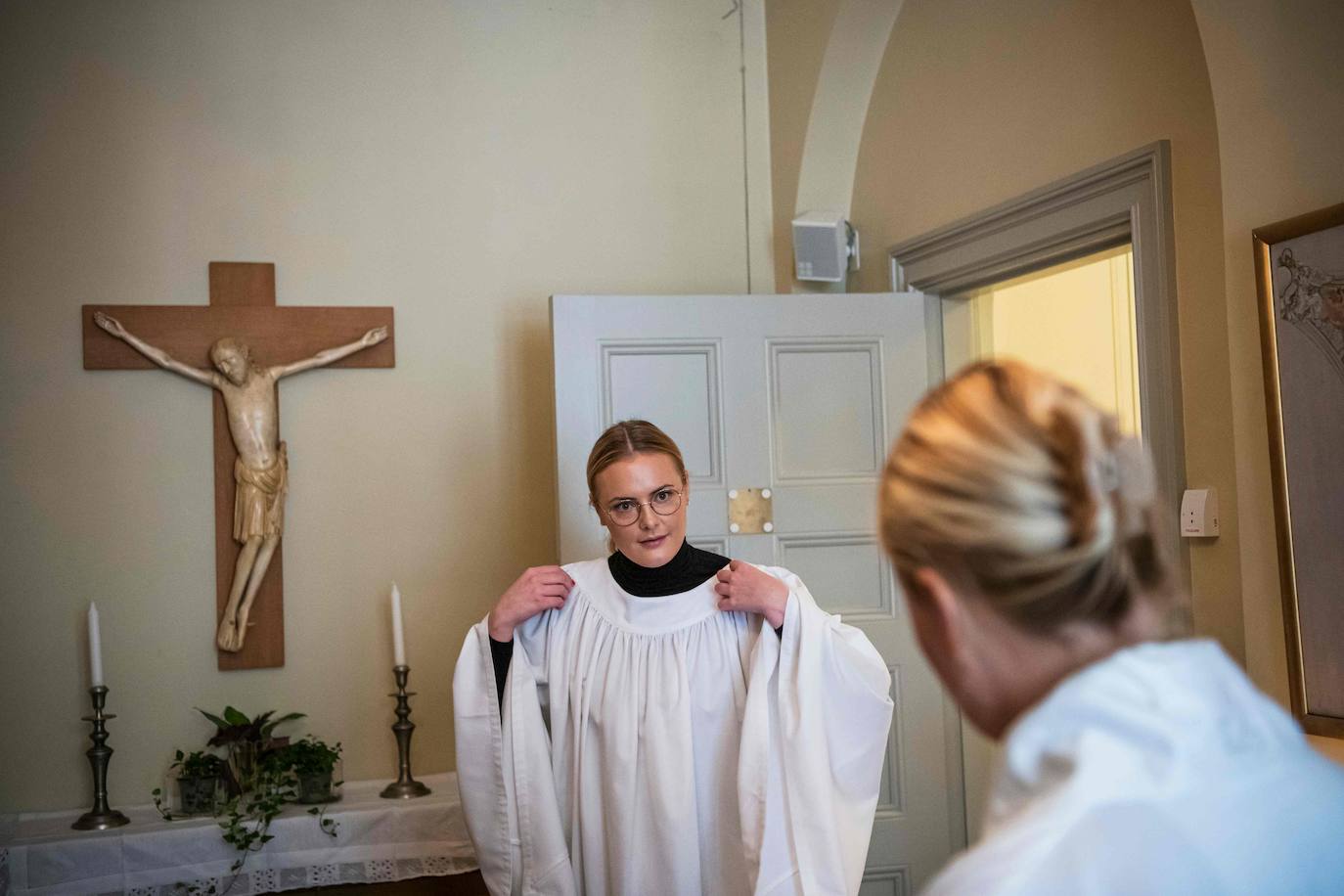 En el país nórdico, a menudo presentado como mensajero de la paridad y donde los ministros del culto de la Iglesia de Suecia tienen el título de sacerdote, las estadísticas son claras: desde julio, el 50,1% de los sacerdotes son mujeres, frente a un 49,9% de hombres