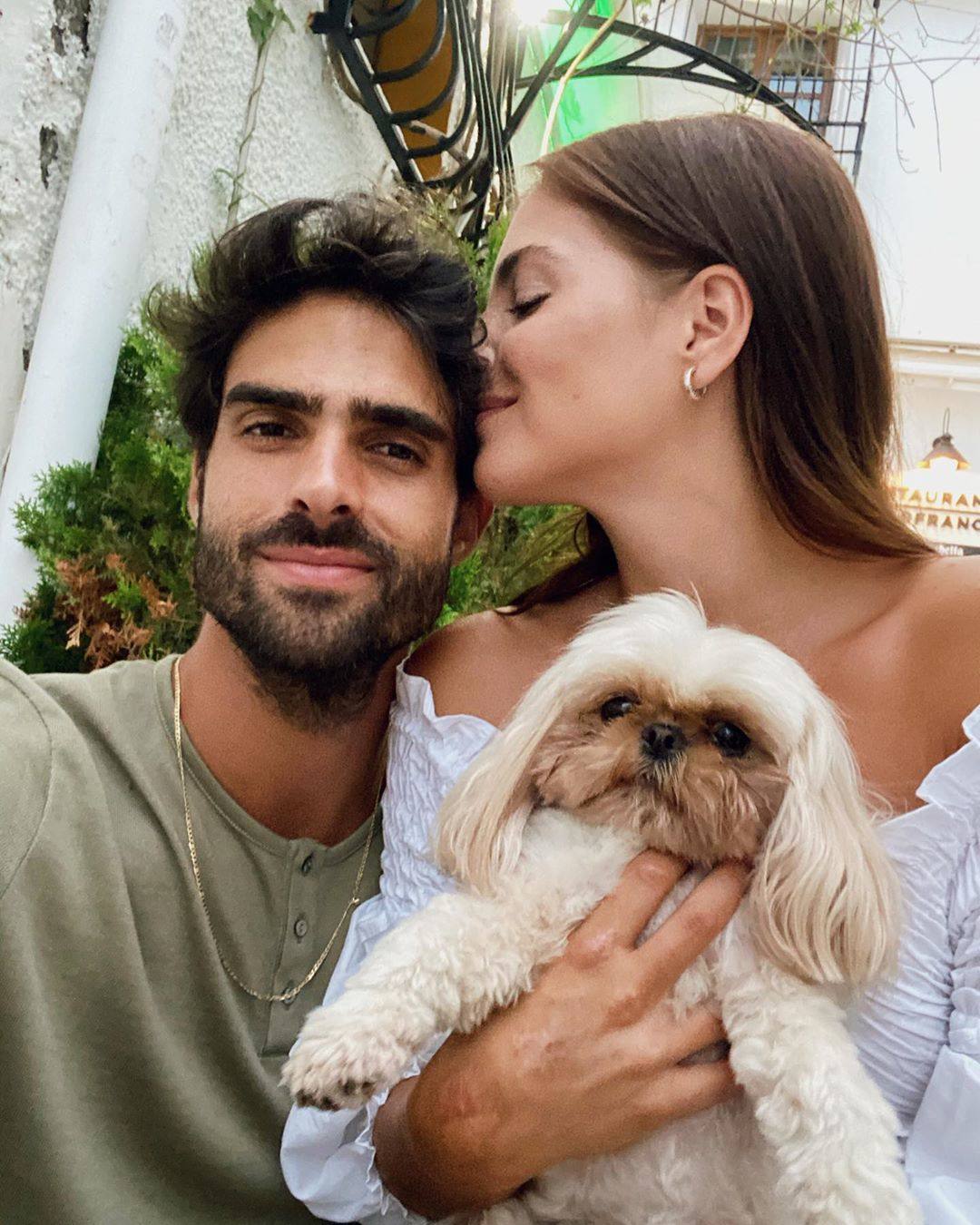 Andrea Duro besa a su novio, Juan Betancourt.