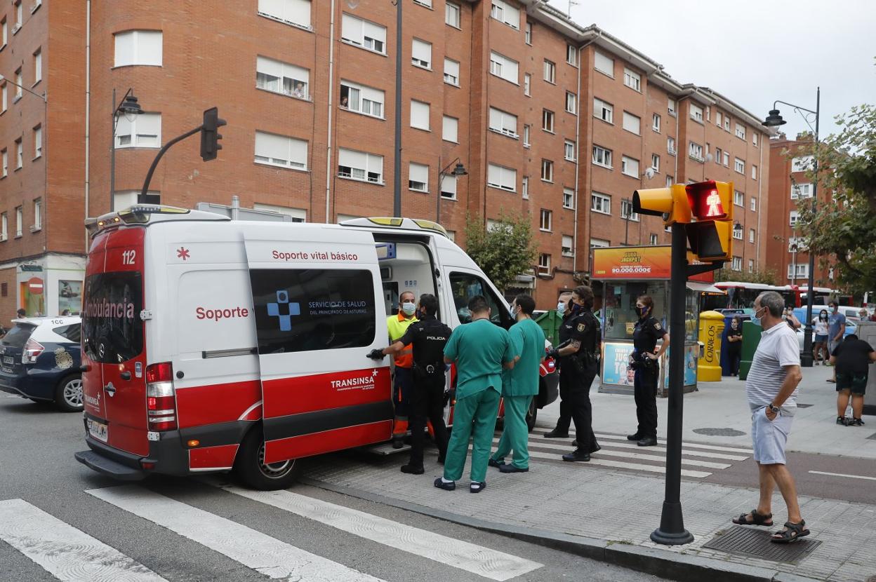 Policía Nacional y sanitarios, en la intervención en Contrueces. 