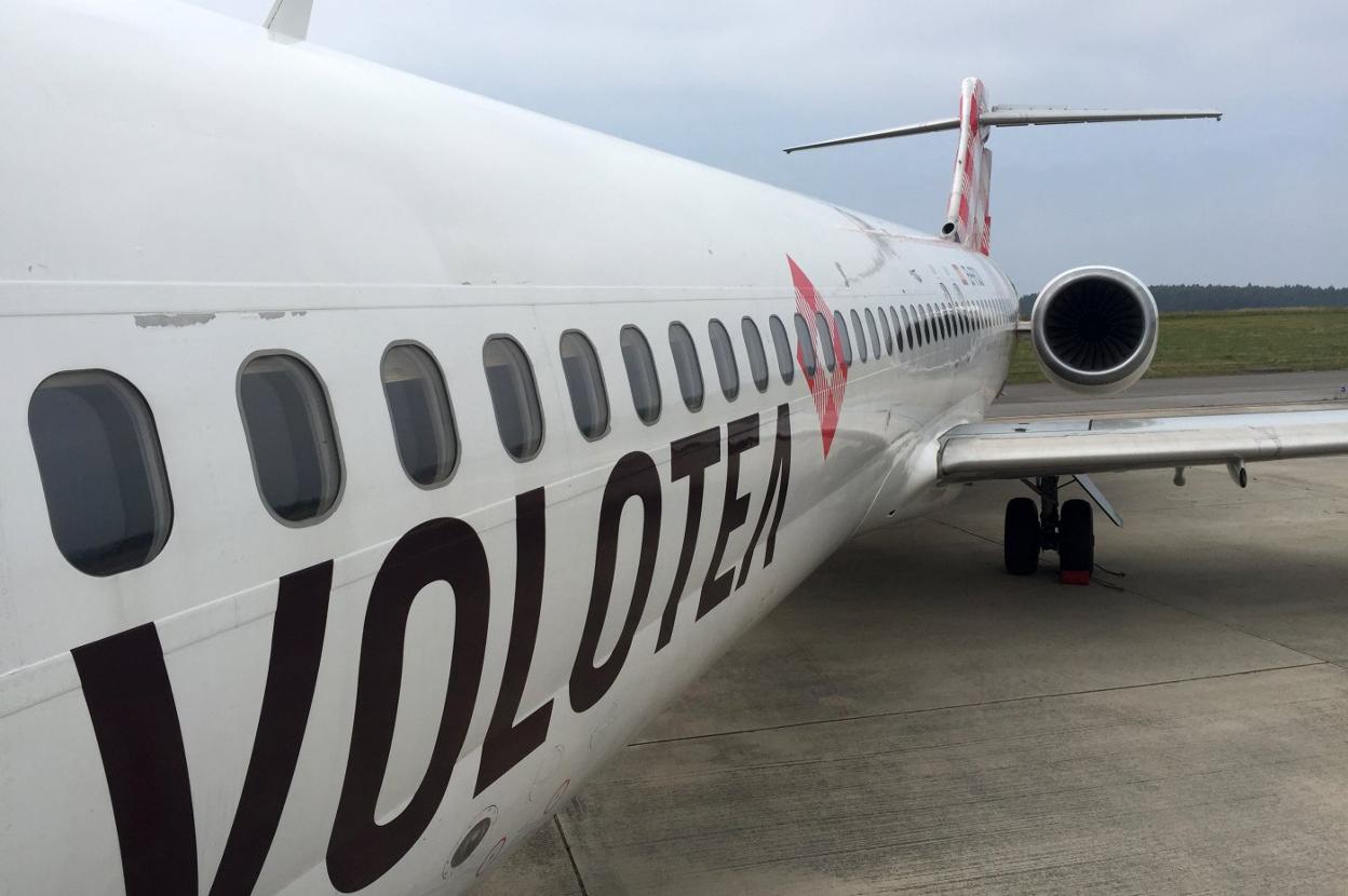 Una de las aeronaves de Volotea, estacionada en el aeropuerto de Asturias, donde tiene base. 