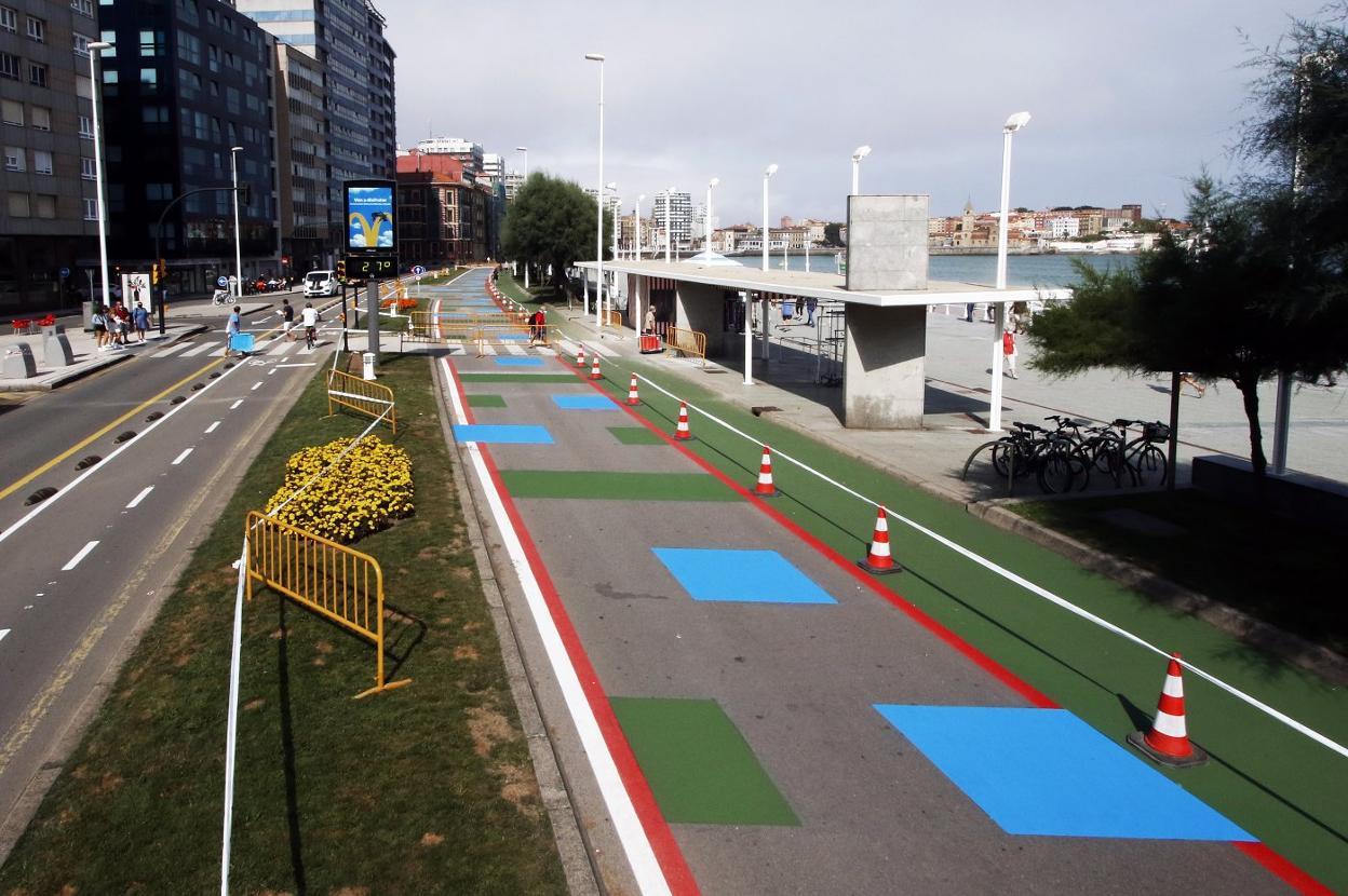 Aspecto del paseo del Muro, tras el pintado del asfalto de la zona peatonal. 