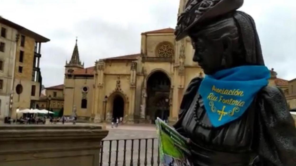 La Regenta luce el pañuelo de Areñes en el vídeo de la candidatura. 