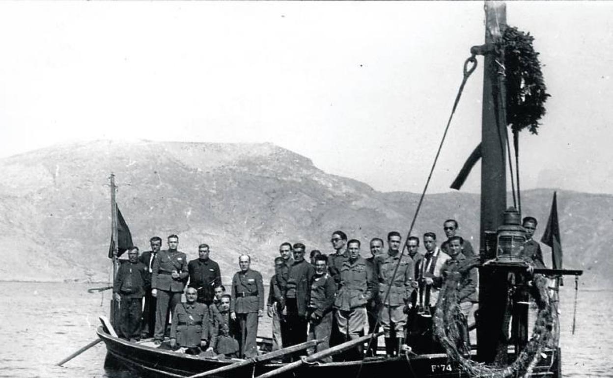 Acto en memoria del primer aniversario del hundimiento del 'Castillo de Olite' en la bahía de Cartagena, donde fue alcanzado por una batería republicana el 7 de marzo de 1939, a punto de concluir la Guerra Civil.