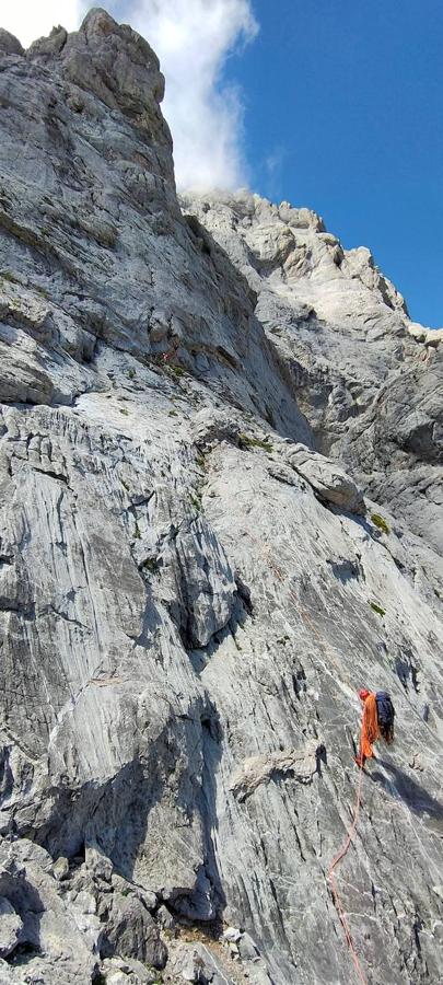 La imponente pared de 600 m de Peña Santa.