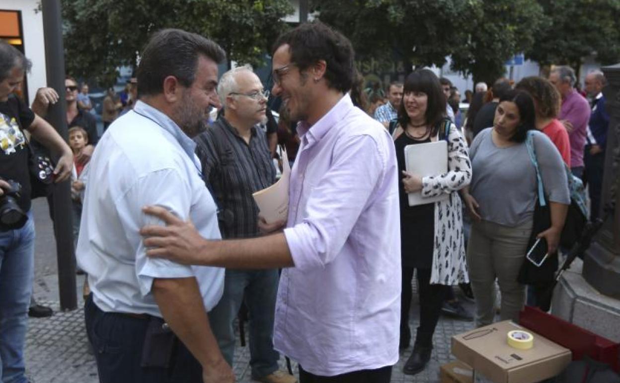 El alcalde de Cádiz, José María González Santos 'Kichi' (d), conversa con un vecino de la localidad.