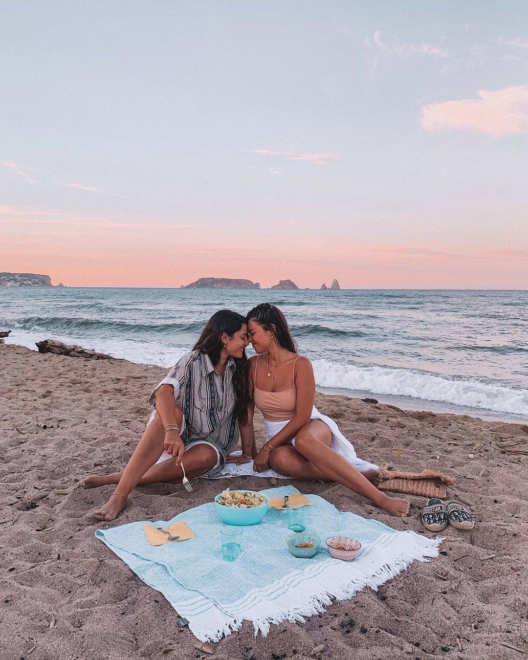 Dulceida y su mujer, Alba, en la Costa Brava.