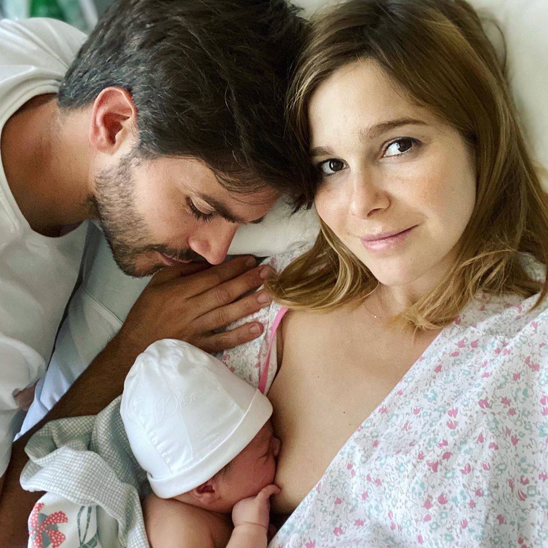 Marc Clotet y Natalia Sánchez, tras dar la bienvenida a su segundo hijo, Neo.