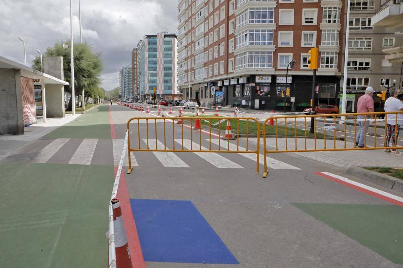 Cuadros verdes y azules, líneas rojas y una franja a pie de paseo entera pintada también de verde y antideslizante. Esta es la nueva decoración que el Ayuntamiento de Gijón vio conveniente para darle un toque de color al Muro.