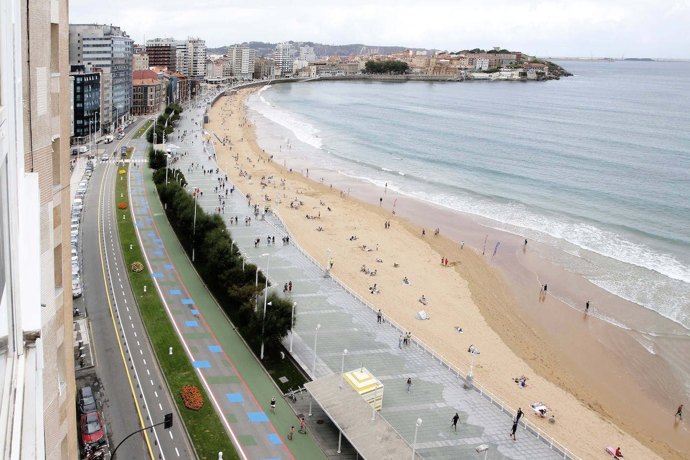 Cuadros verdes y azules, líneas rojas y una franja a pie de paseo entera pintada también de verde y antideslizante. Esta es la nueva decoración que el Ayuntamiento de Gijón vio conveniente para darle un toque de color al Muro.