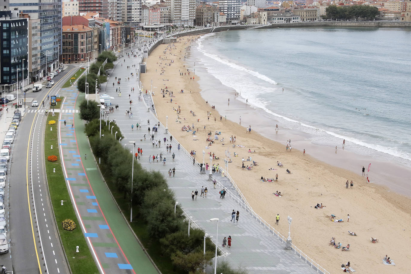Cuadros verdes y azules, líneas rojas y una franja a pie de paseo entera pintada también de verde y antideslizante. Esta es la nueva decoración que el Ayuntamiento de Gijón vio conveniente para darle un toque de color al Muro.