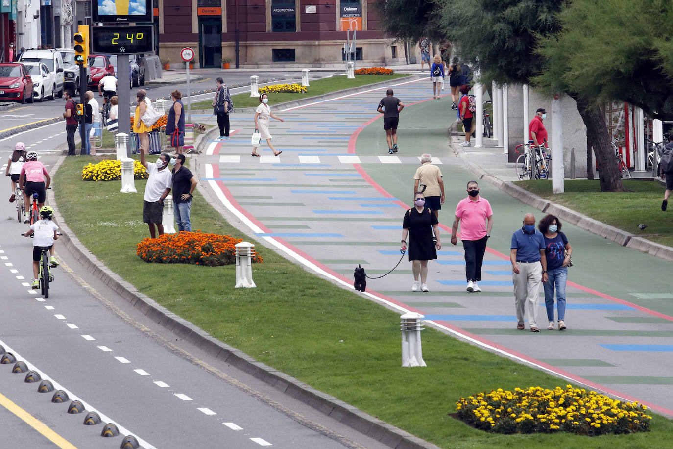 Cuadros verdes y azules, líneas rojas y una franja a pie de paseo entera pintada también de verde y antideslizante. Esta es la nueva decoración que el Ayuntamiento de Gijón vio conveniente para darle un toque de color al Muro.