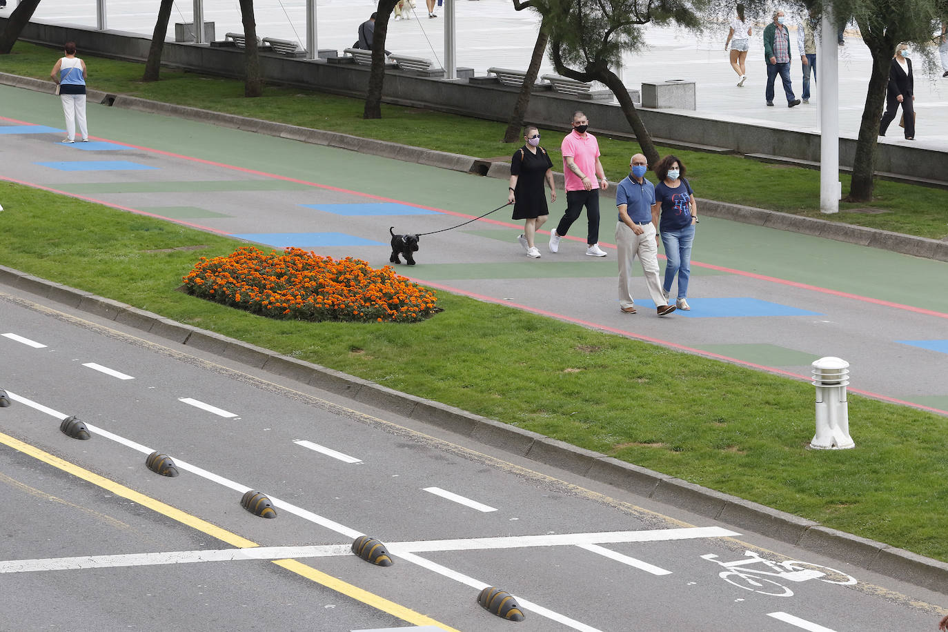 Cuadros verdes y azules, líneas rojas y una franja a pie de paseo entera pintada también de verde y antideslizante. Esta es la nueva decoración que el Ayuntamiento de Gijón vio conveniente para darle un toque de color al Muro.