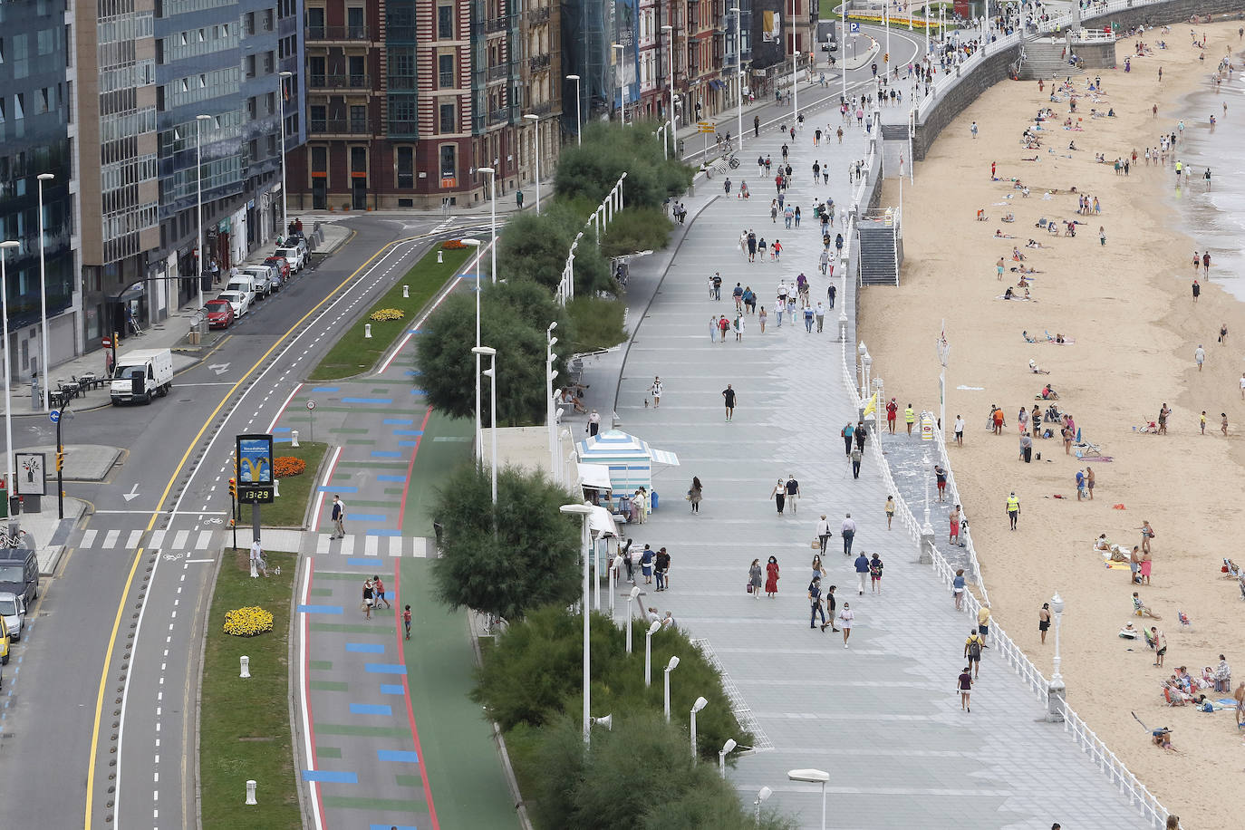 Cuadros verdes y azules, líneas rojas y una franja a pie de paseo entera pintada también de verde y antideslizante. Esta es la nueva decoración que el Ayuntamiento de Gijón vio conveniente para darle un toque de color al Muro.