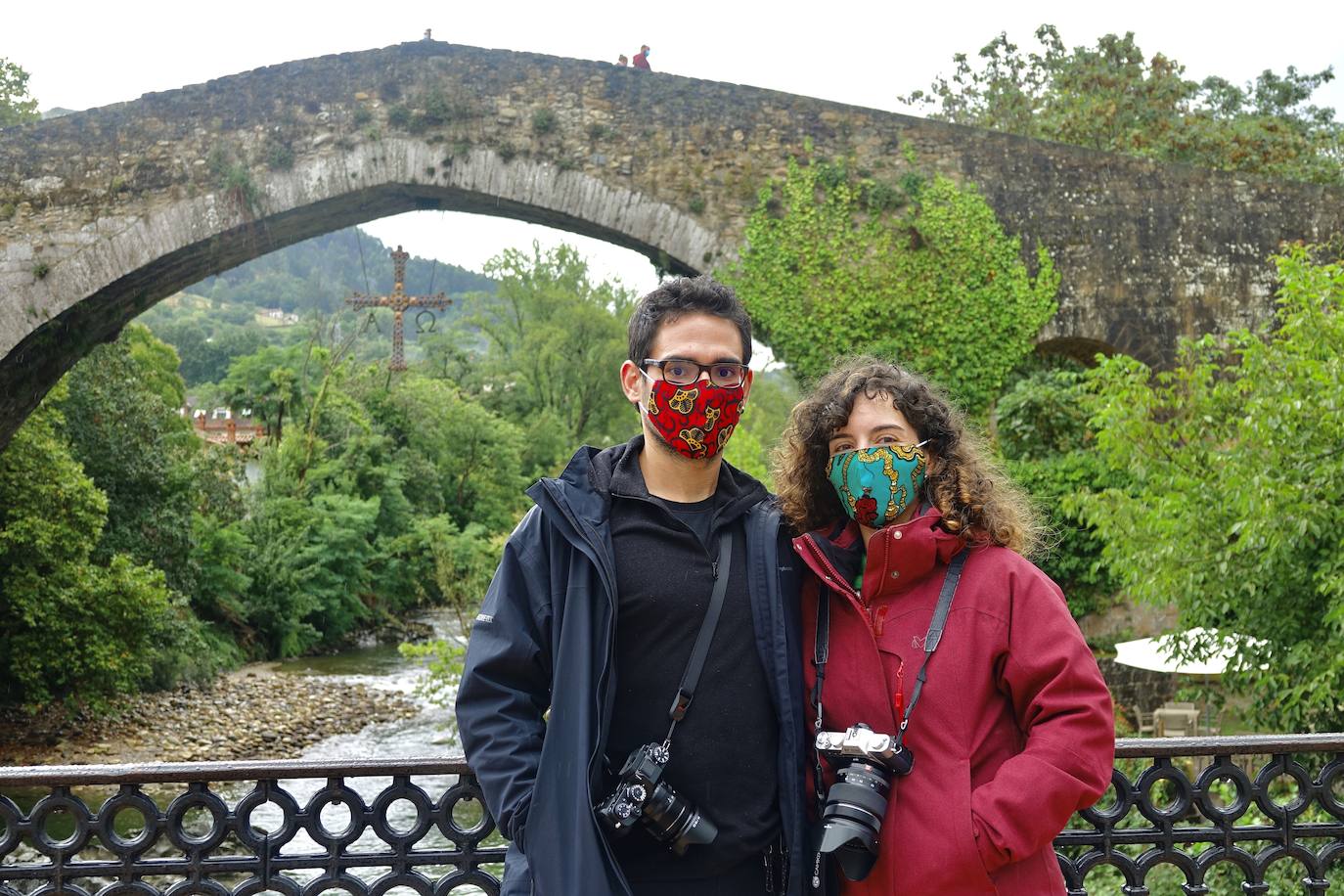 Después de unas jornadas de estabilidad los asturianos se vieron sorprendidos este sábado por la lluvia y la caída de las temperaturas. Pese al mal tiempo, que continuará durante los próximos días en la región, los turistas no dudaron en visitar lugares tan emblemáticos como Covadonga o dar un paseo por el Muro.